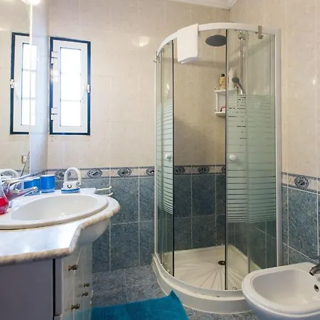 Quarto, Com Casa De Banho Privado E Pequeno Almoco *